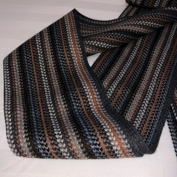 Roundtree and Yorke winter scarf - Picture 3 of 8